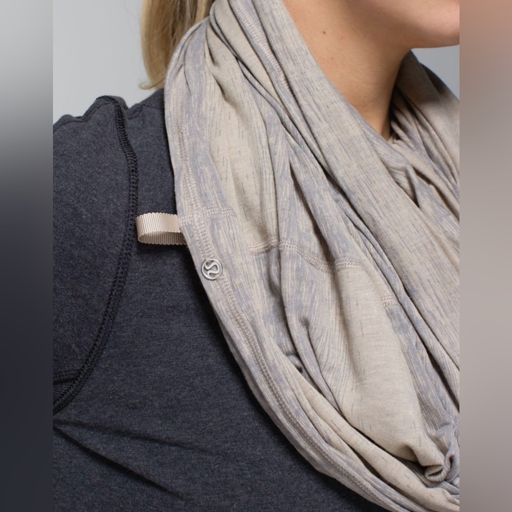 LULULEMON Twist & Shout Scarf in Misty Stripe Burnout Cashew Ambient Grey - Picture 3 of 12